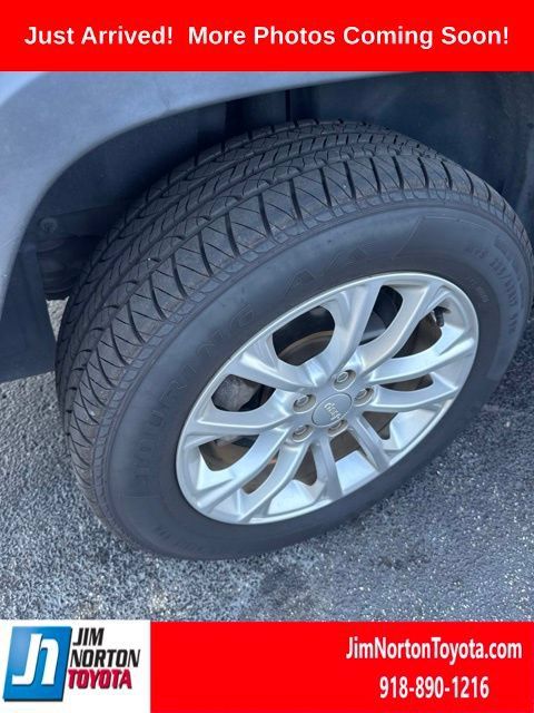 Used 2019 Jeep Cherokee Latitude w/ Popular Appearance Group FWD image 6