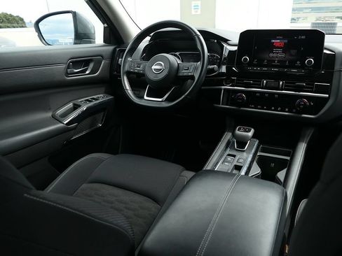 Used 2025 Nissan Pathfinder SV FWD image 38