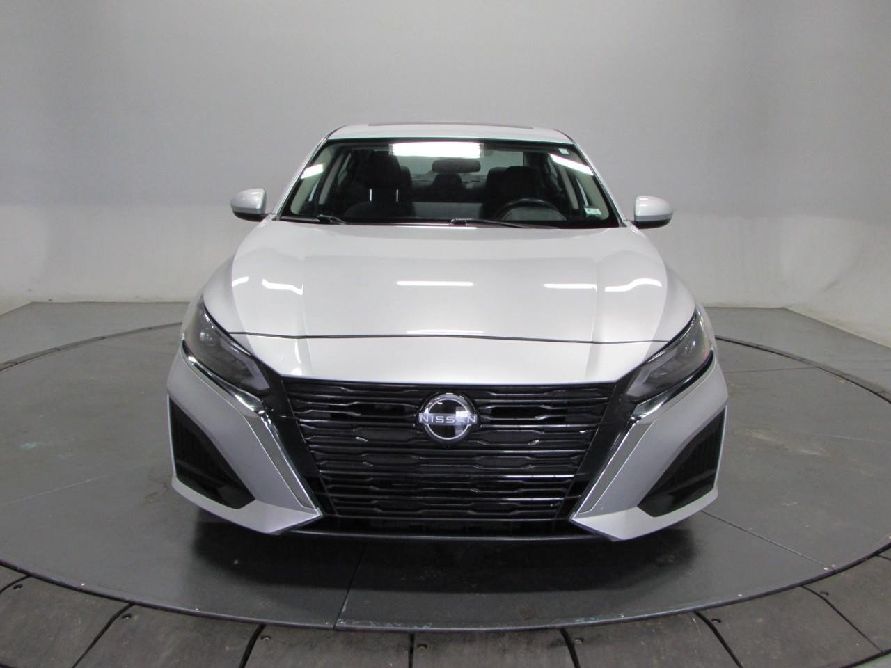 Used 2024 Nissan Altima 2.5 SV w/ SV Premium Package FWD image 2