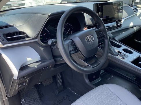 Used 2025 Toyota Sienna LE FWD image 20