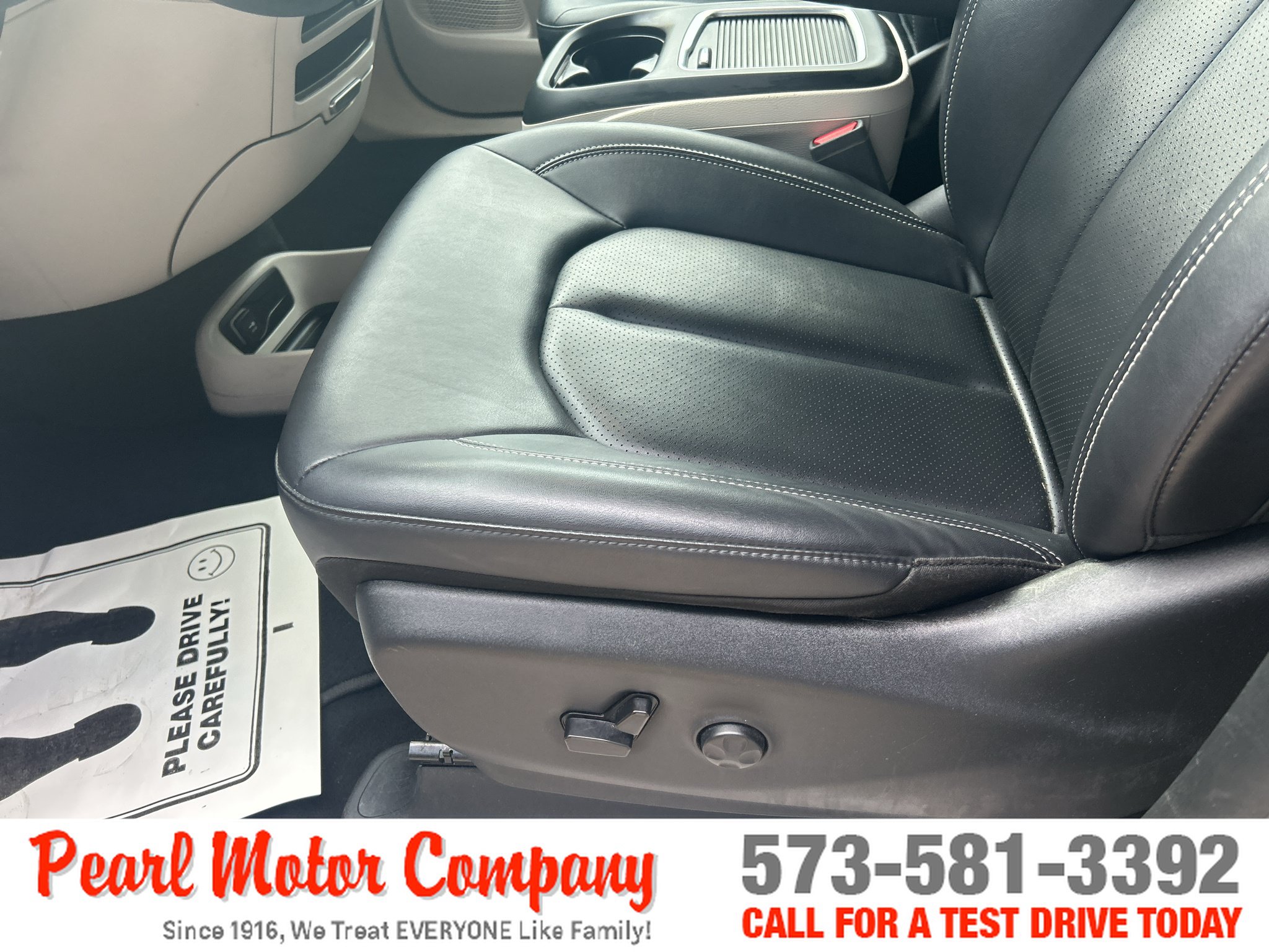 Used 2024 Chrysler Pacifica Touring-L FWD image 10