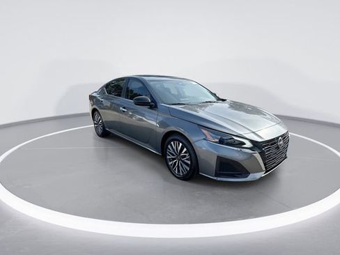 Used 2024 Nissan Altima 2.5 SV FWD image 2