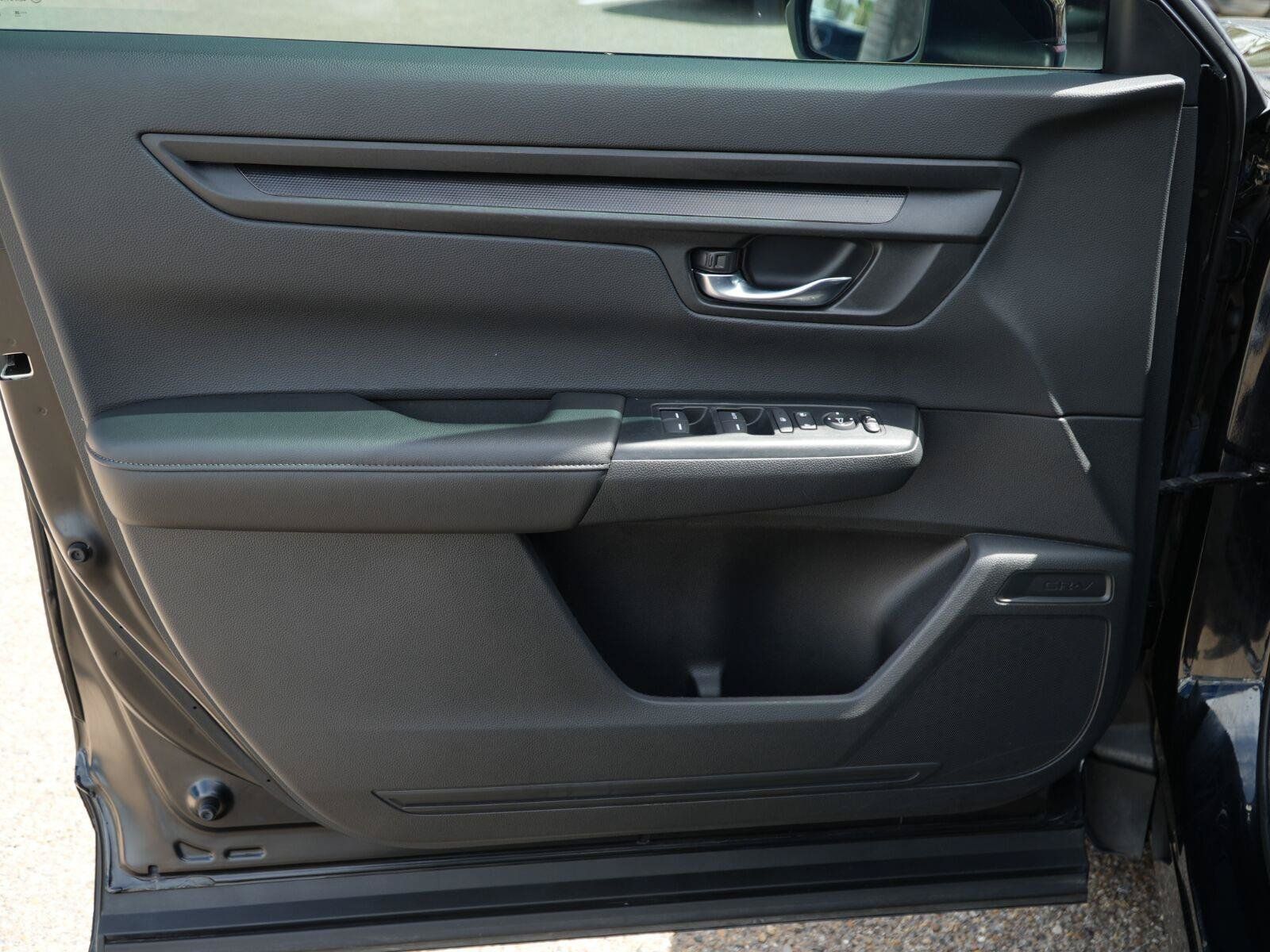 Used 2025 Honda CR-V LX image 4