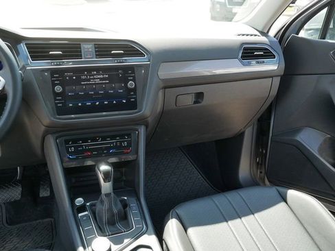 Certified 2022 Volkswagen Tiguan SE w/ Panoramic Sunroof Package AWD/4WD image 22
