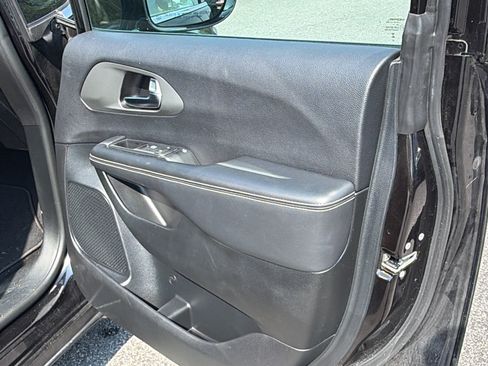 Used 2025 Chrysler Pacifica Select FWD image 18