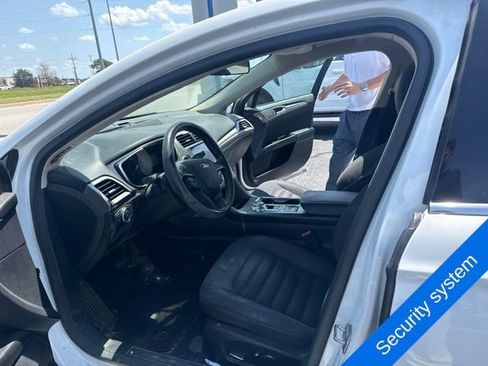 Used 2017 Ford Fusion SE w/ Fusion SE Technology Package FWD image 12