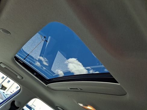 Used 2025 Hyundai Venue SEL FWD image 15