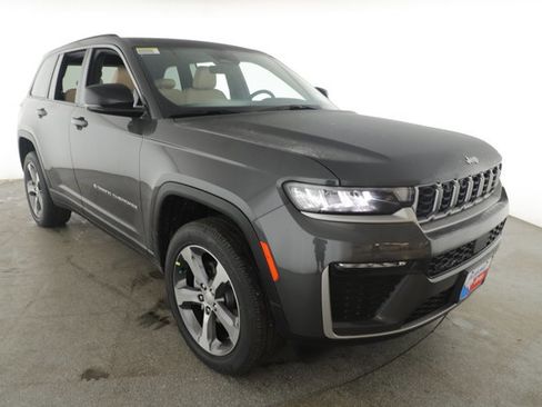 New 2026 Jeep Grand Cherokee Limited RWD image 3