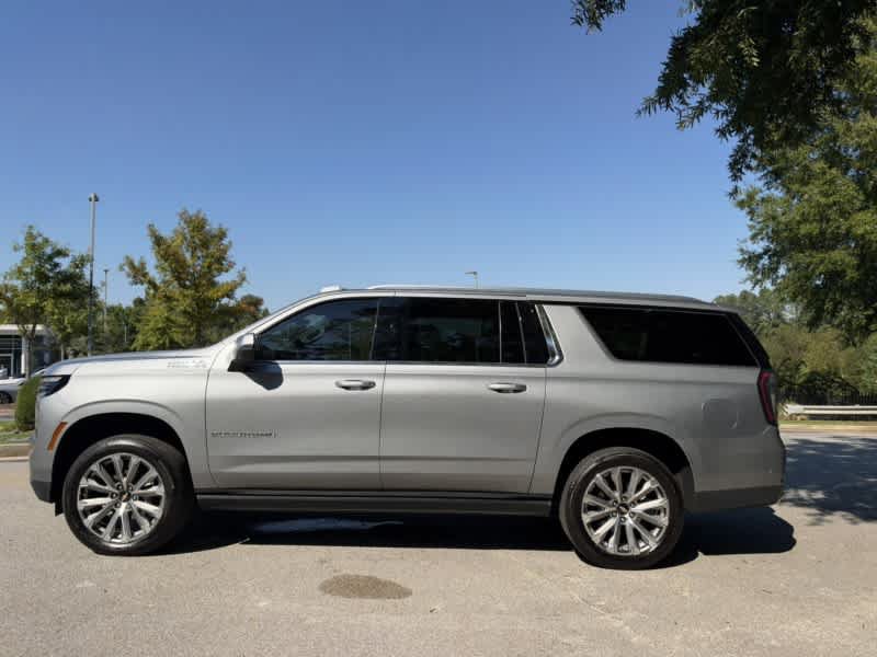 Used 2025 Chevrolet Suburban High Country AWD/4WD image 2
