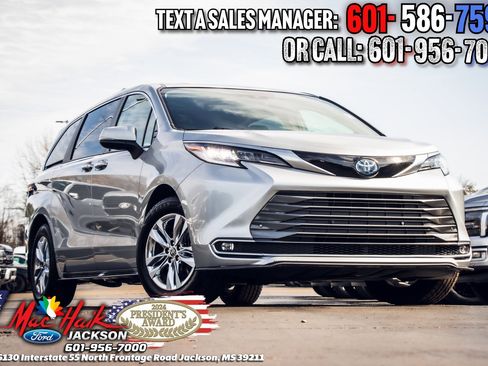 Used 2022 Toyota Sienna Limited image 1