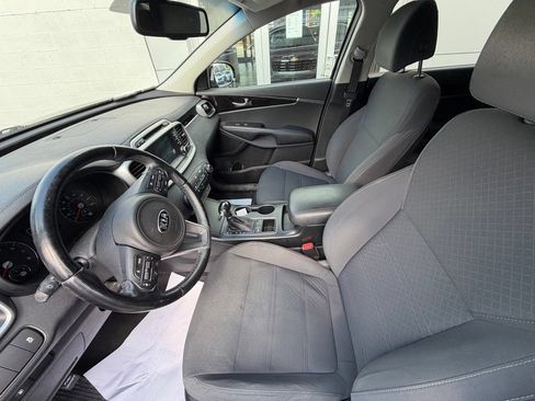 Used 2017 Kia Sorento FWD w/ LX Convenience Package image 8
