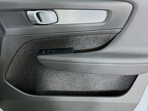 Used 2025 Volvo XC40 B5 Core image 23