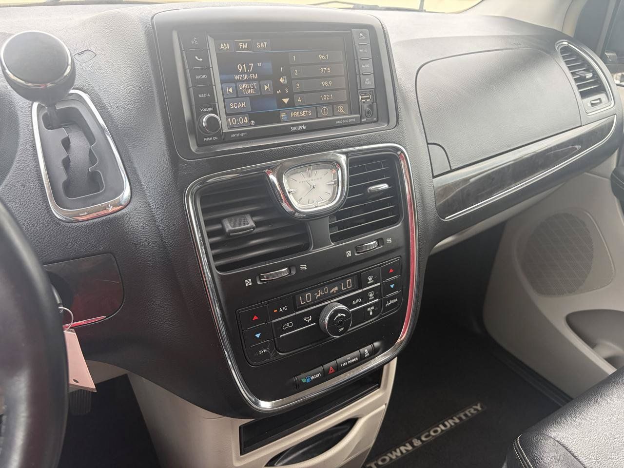 Used 2016 Chrysler Town & Country Touring FWD image 20