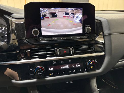 Used 2025 Nissan Pathfinder SV image 17