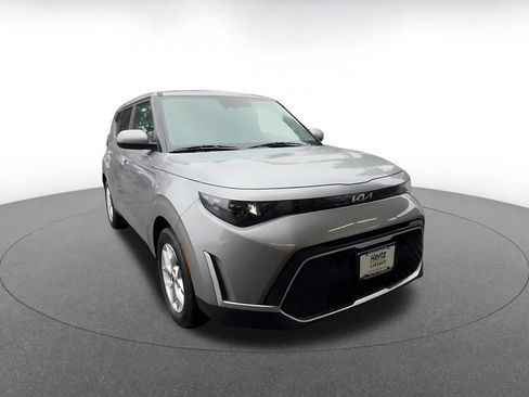 Used 2025 Kia Soul LX w/ LX Technology Package image 3