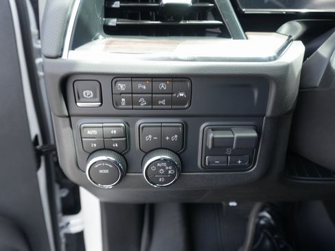 New 2025 Chevrolet Suburban Premier image 25