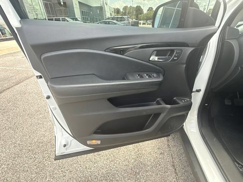 Used 2020 Honda Pilot Touring image 11