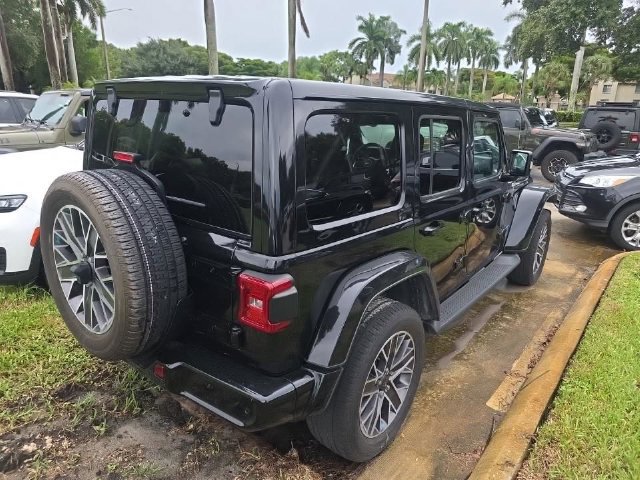 Used 2022 Jeep Wrangler Unlimited Sahara AWD/4WD image 5