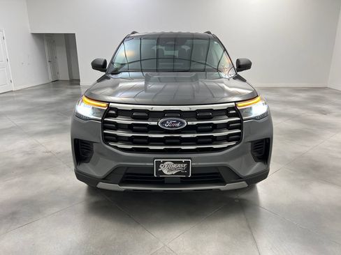 Used 2025 Ford Explorer Active AWD/4WD image 3