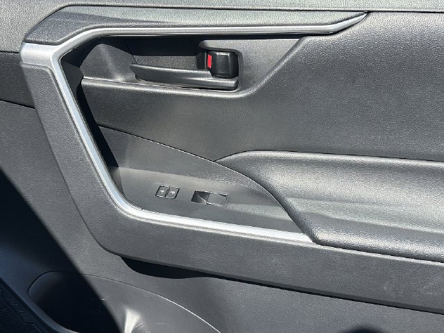 Used 2022 Toyota RAV4 LE FWD image 12