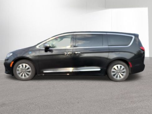Used 2023 Chrysler Pacifica Limited FWD image 2