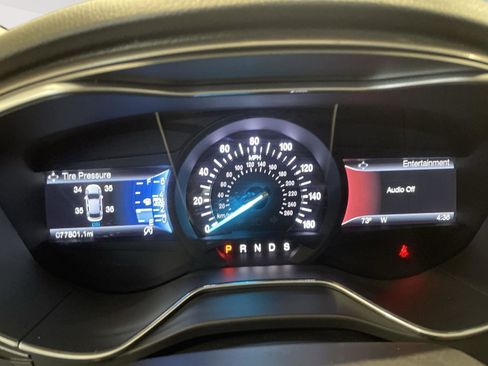 Used 2017 Ford Fusion SE w/ Fusion SE Technology Package FWD image 2