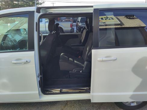 Used 2018 Dodge Grand Caravan SE w/ UConnect Hands-Free Group image 13