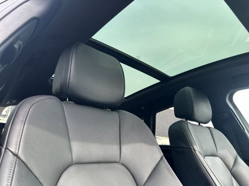 Certified 2025 Porsche Macan AWD/4WD image 18