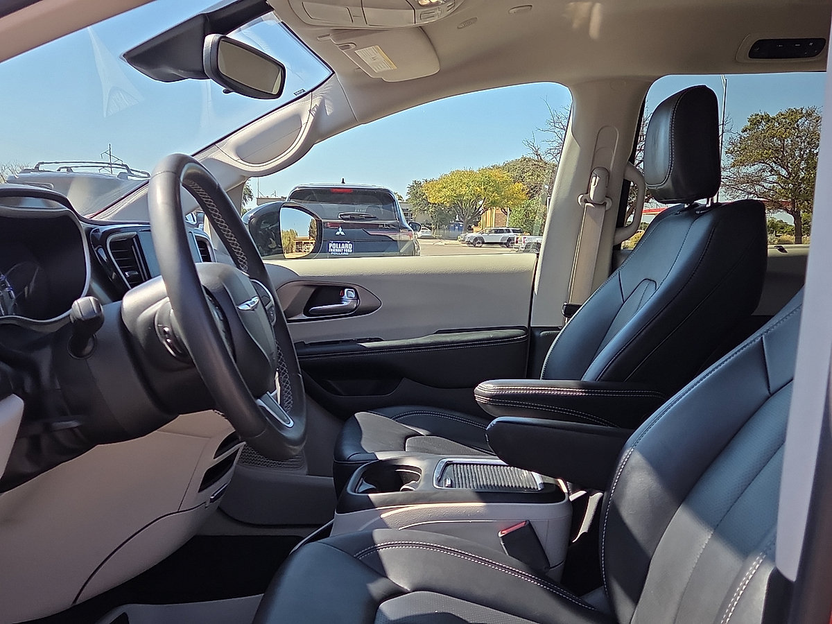 Used 2024 Chrysler Pacifica Touring-L FWD image 24