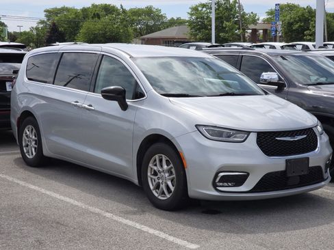 Used 2024 Chrysler Pacifica Touring-L FWD image 2