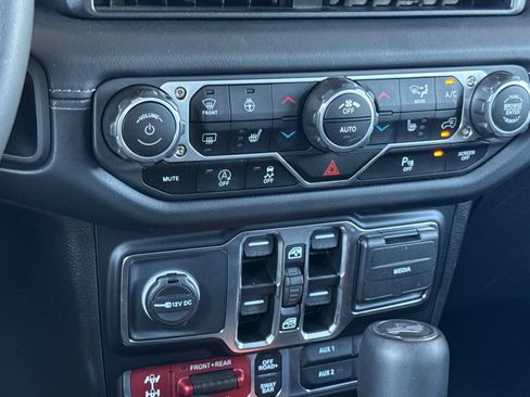 Used 2025 Jeep Wrangler Unlimited Rubicon AWD/4WD image 32