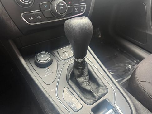 Used 2019 Jeep Cherokee Latitude w/ Popular Appearance Group AWD/4WD image 15