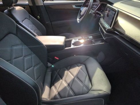Used 2025 Volkswagen Atlas SE FWD image 31