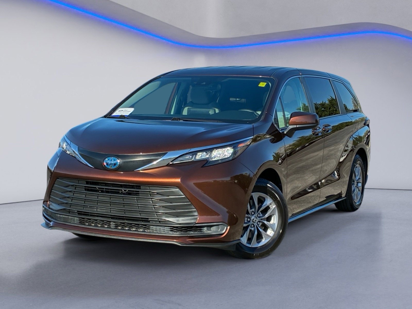 Used 2024 Toyota Sienna LE FWD image 2