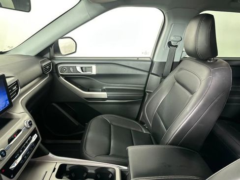 Used 2022 Ford Explorer XLT w/ Equipment Group 202A AWD/4WD image 22