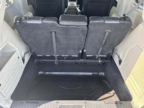 Used 2015 Chrysler Town & Country Touring-L w/ Driver Convenience Group image 9