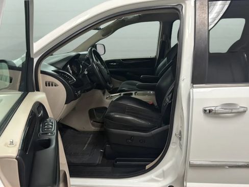 Used 2016 Chrysler Town & Country Limited FWD image 21
