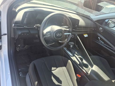 Used 2025 Hyundai Elantra SE w/ Cargo Package image 12