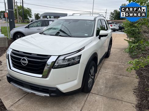 Used 2024 Nissan Pathfinder SL FWD image 2