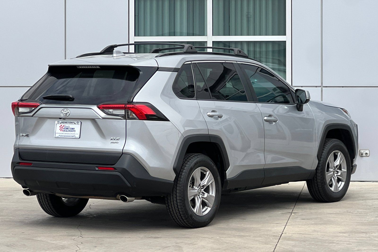 Used 2022 Toyota RAV4 XLE AWD/4WD image 4