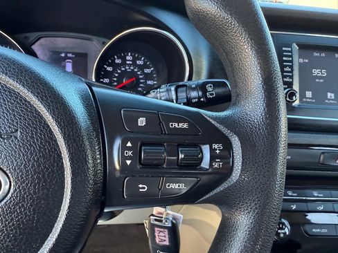 Used 2019 Kia Sedona L image 25