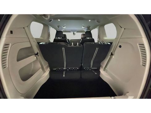 Used 2023 Chrysler Pacifica Touring-L image 15