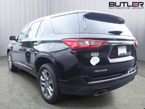 Used 2019 Chevrolet Traverse Premier w/ Driver Confidence II Package FWD image 3