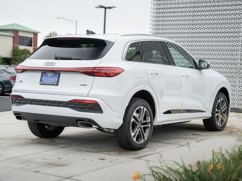Certified 2025 Audi Q5 Premium w/ Convenience Package AWD/4WD image 3