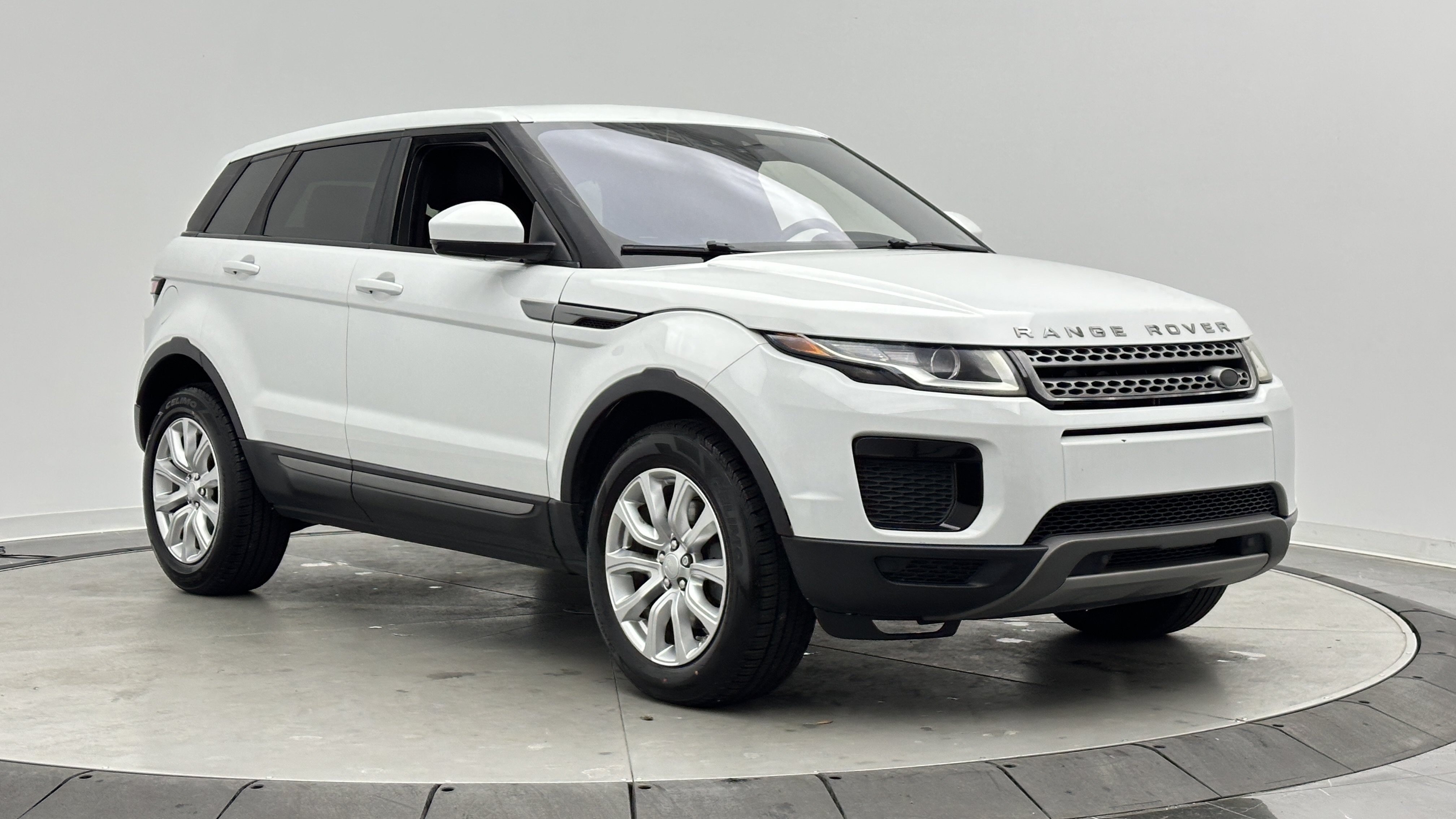 Used 2018 Land Rover Range Rover Evoque SE AWD/4WD image 3