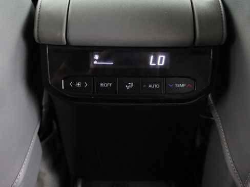 Used 2021 Toyota Highlander LE FWD image 29