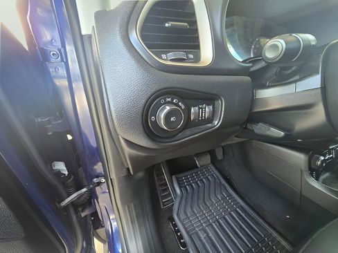 Used 2017 Jeep Renegade Latitude AWD/4WD image 55