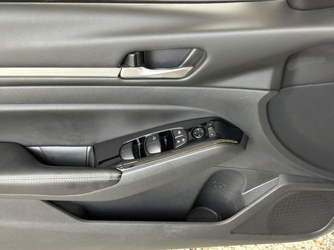 Used 2023 Nissan Altima 2.5 SV FWD image 3