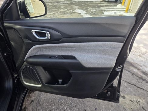 Used 2025 Jeep Compass Latitude image 30