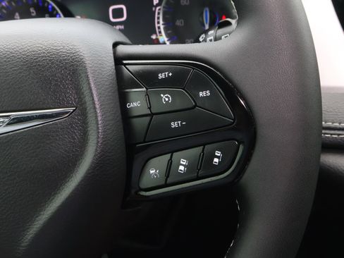 Used 2024 Chrysler Pacifica Limited w/ Uconnect Theater Family Group image 28